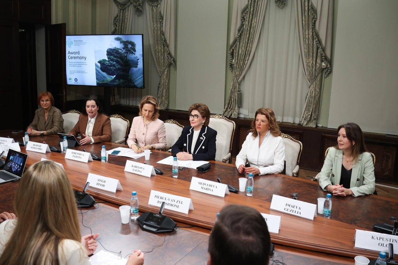 Photo 5368328556289059787 Y